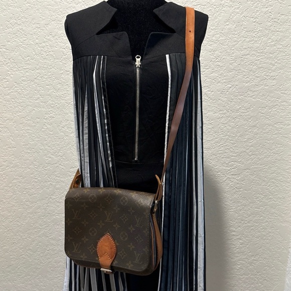 Louis Vuitton MM Cartouchiere
Brown Monogram Crossbody Bag - Picture 13 of 13